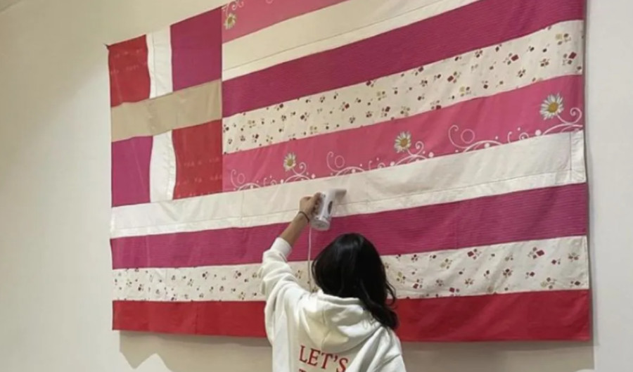 Το Δημαρχείο Αθηνών «ντύνεται» με την ροζ σημαία της Γεωργίας Λαλέ