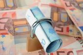 Μικρή μείωση στα φέσια του Δημοσίου τον Απρίλιο