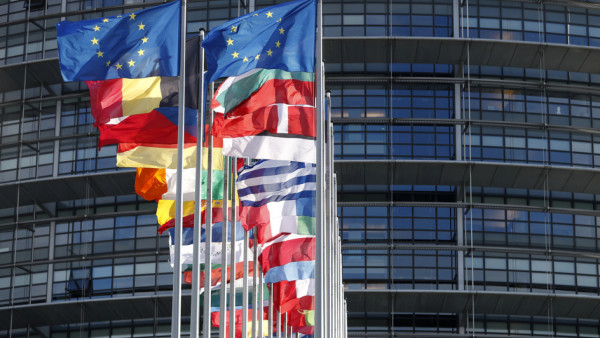 Politico: Η ΕΕ θέλει να επισπεύσει το τέλος των εισαγωγών ρωσικού LNG λόγω πιέσεων Τραμπ