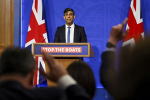 Βρετανία: Πιθανότατα στις 24 Ιουλίου ξεκινούν οι απελάσεις αιτούντων άσυλο