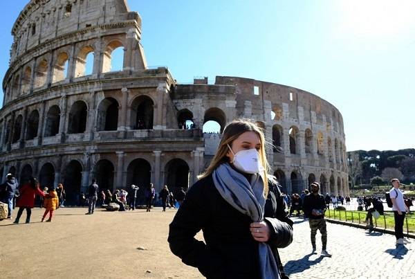 Ιταλία: Υποχρεωτική μάσκα προστασίας και στους εξωτερικούς χώρους