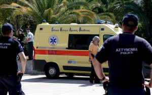 Σαλαμίνα: Μεθυσμένος επιτέθηκε σε διασώστη του ΕΚΑΒ-Του έσπασε τα χέρια