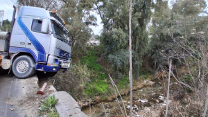 Κλειστή η Λεωφόρος Τατοΐου λόγω εκτροπής φορτηγού
