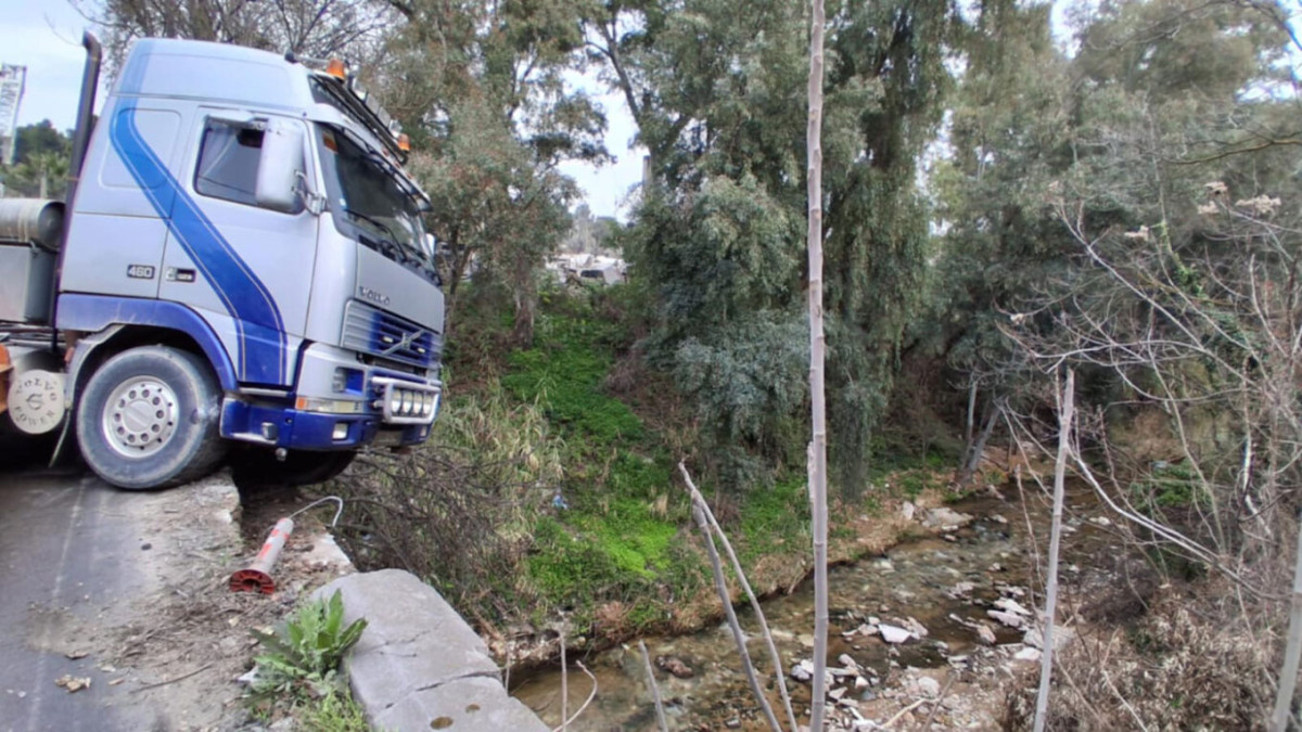 Κλειστή η Λεωφόρος Τατοΐου λόγω εκτροπής φορτηγού