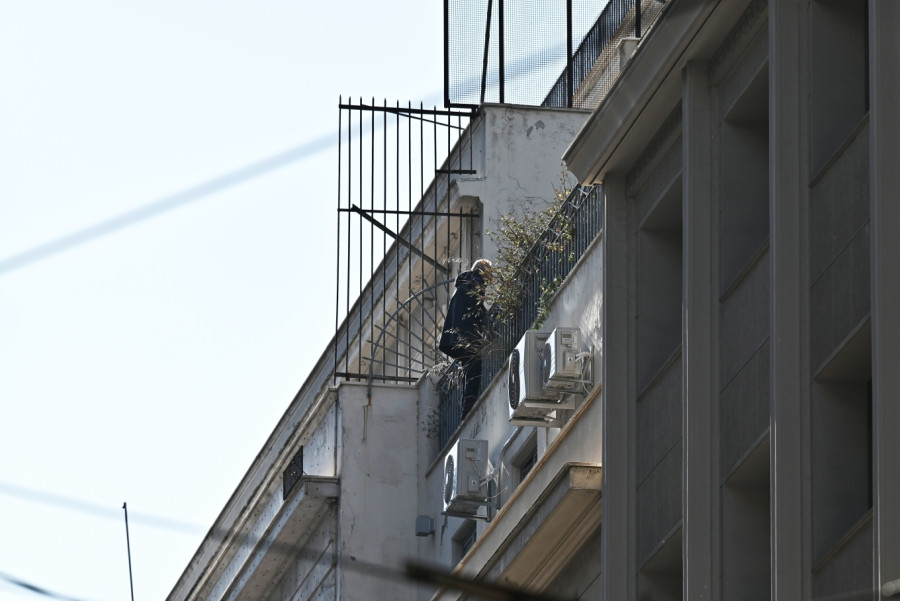 Πολεοδομία Ομόνοιας: Τέλος στο θρίλερ - Απομακρύνθηκε ο άνδρας που απειλούσε να πέσει από την ταράτσα