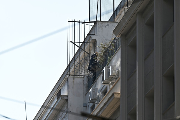 Πολεοδομία Ομόνοιας: Τέλος στο θρίλερ - Απομακρύνθηκε ο άνδρας που απειλούσε να πέσει από την ταράτσα