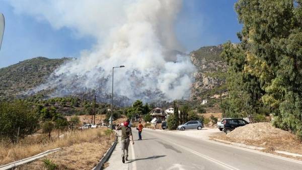 Ολονύχτια μάχη της πυροσβεστικής στο Λουτράκι λόγω συνεχών αναζωπυρώσεων