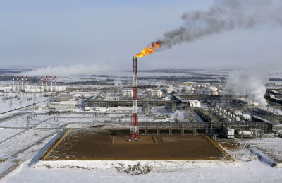Περιορισμένη προσφορά και προοπτική εμπάργκο στη Ρωσία ανεβάζουν το πετρέλαιο