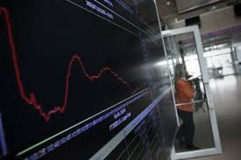 ΧΑ: Μικρές απώλειες με το βλέμμα στις τράπεζες