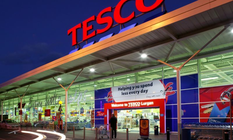 Tesco: Σταθεροποιούνται οι πωλήσεις, χάνει μερίδιο αγοράς