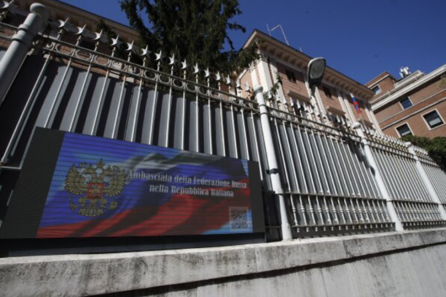 La Repubblica: Ύποπτες αναλήψεις από τη ρωσική πρεσβεία στη Ρώμη