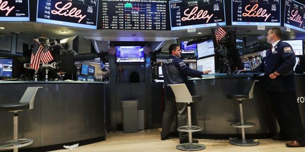 Απομακρύνεται απο τα ρεκόρ η Wall Street