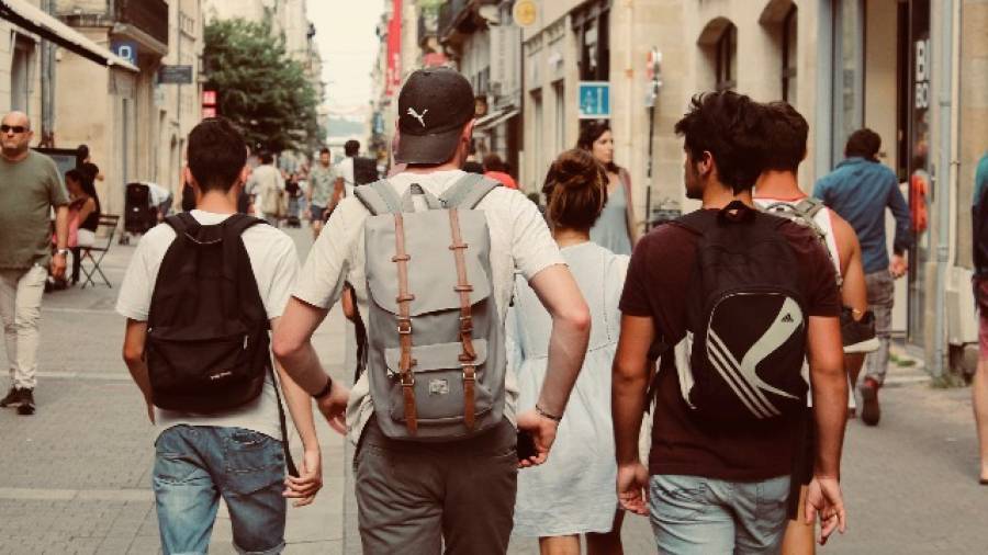 Η Βρετανία εμβολιάζει τους εφήβους 16-17 ετών