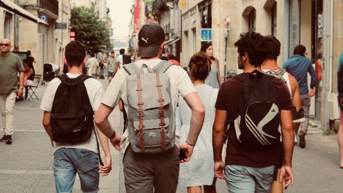 Η Βρετανία εμβολιάζει τους εφήβους 16-17 ετών