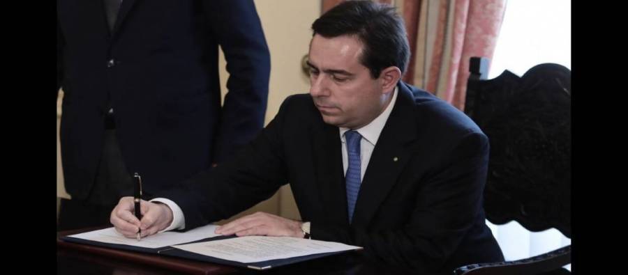 Αλήθεια, γιατί χαίρεται ο Μηταράκης;