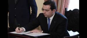 Αλήθεια, γιατί χαίρεται ο Μηταράκης;