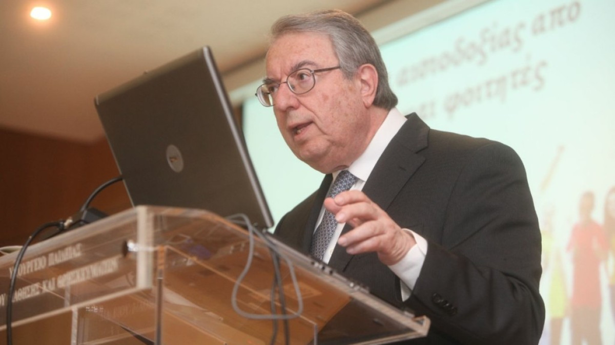 Μπαμπινιώτης: Τέλος οι Πανελλαδικές- Με ακαδημαϊκό απολυτήριο στα πανεπιστήμια