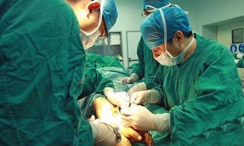 Συγκλονιστική εικόνα: Του έραψαν το χέρι στον αστράγαλο