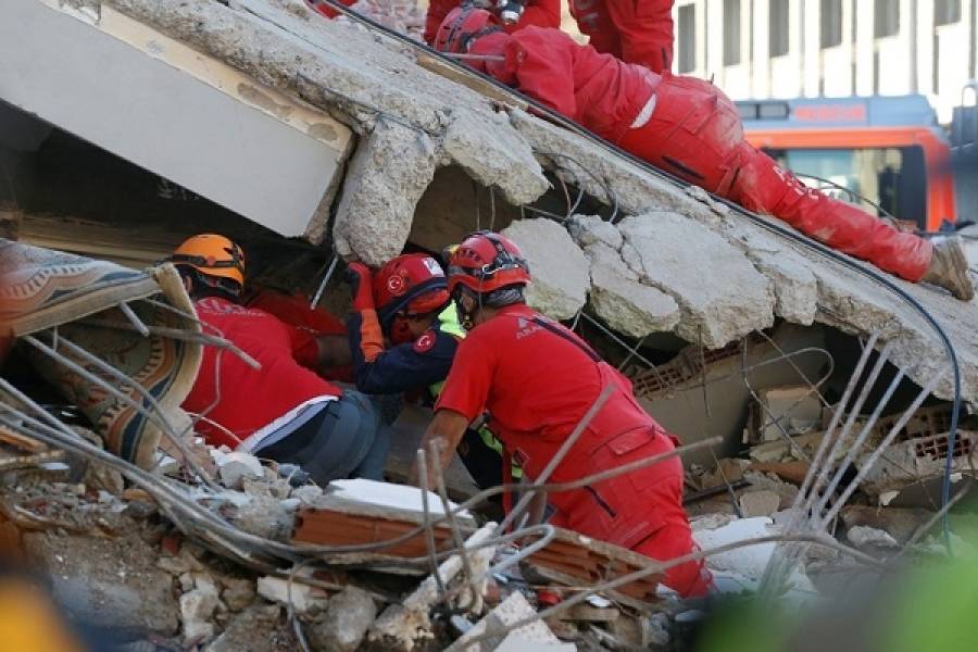 Σμύρνη: Μειώνονται οι ελπίδες για επιζώντες-Στα 62 τα θύματα