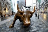 "Άλμα" 25% στον δείκτη φόβου της Wall Street