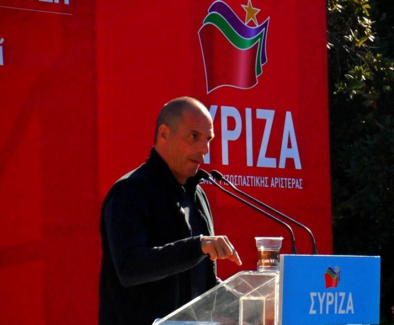 Γ. Βαρουφάκης: Η στήριξη στους οικονομικά αδύναμους θα γίνει με χρεωστική κάρτα