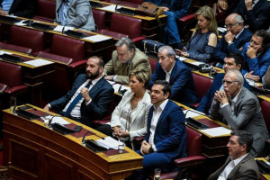 ΣΥΡΙΖΑ: Αίρει την αποχή-Ψηφίζει τα μέτρα στήριξης για τα Τέμπη