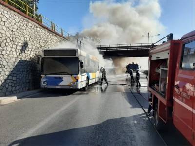 Φωτιά σε λεωφορείο του ΟΑΣΑ στην Ε.Ο. Αθηνών - Λαμίας