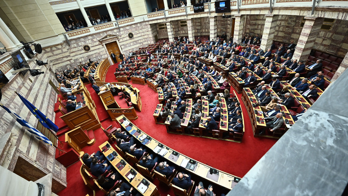 Συνταγματική Αναθεώρηση: Η ΝΔ μεταξύ επικοινωνιακής «ντρίμπλας» και θεσμικής ρήξης