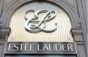 Estée Lauder: Πτώση κερδών και χιλιάδες απολύσεις εν μέσω δασμών