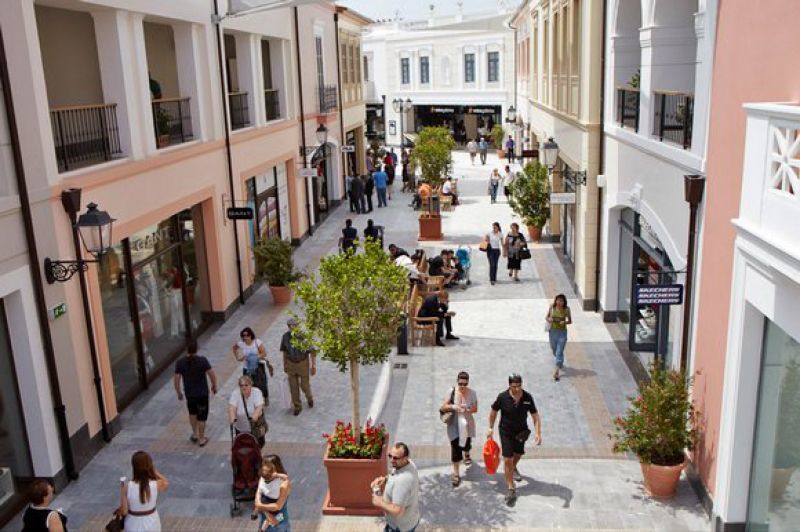 Διχάζει κυβέρνηση-εμπόρους το άνοιγμα των καταστημάτων τις Κυριακές