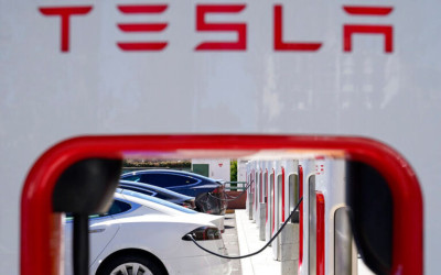 Tesla: Πιθανό νέο «ψαλίδισμα» στις τιμές αυτοκινήτων μέσα στο έτος