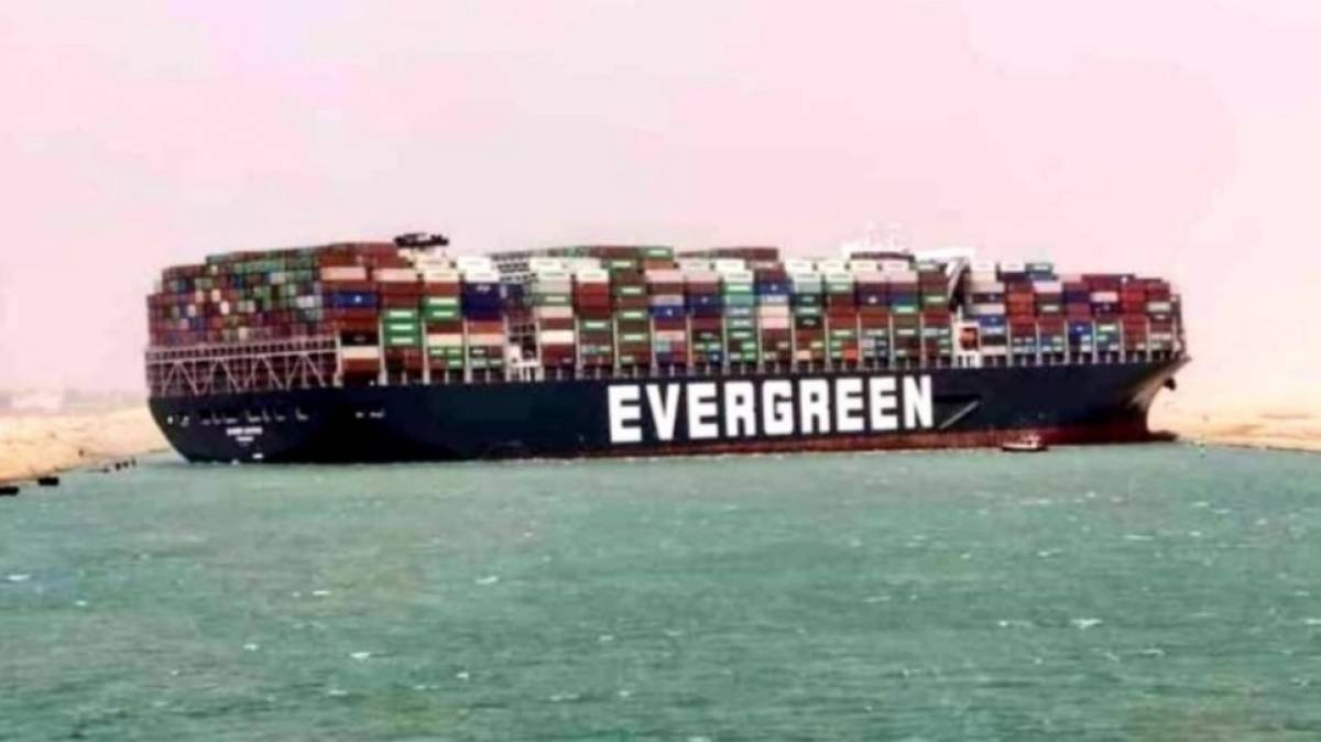 Σουέζ: Απεγκλωβίστηκε το Ever Given-«Σπριντ» για να ξεκινήσουν οι διελεύσεις