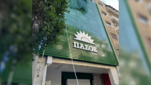 ΠΑΣΟΚ: Στο Μαξίμου μάλλον μπέρδεψαν τα σημειώματα που μοιράζουν στους κάθε λογής «Ζούκοφ»