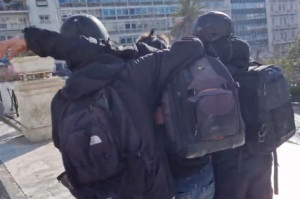 ΜΑΤ χτύπησαν δημοσιογράφο του Αθήνα 9.84