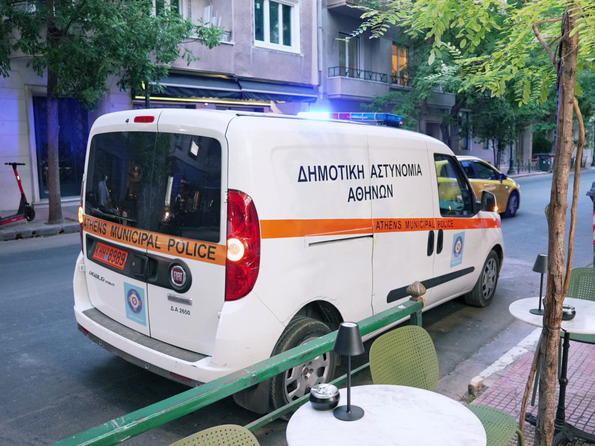 Δήμος Αθηναίων: Νέες προσωρινές σφραγίσεις καταστημάτων για υπέρβαση στα τραπεζοκαθίσματα