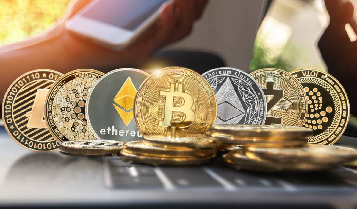 «Κολλημένο» κοντά στα $112.000 το Bitcoin – Θεματική άνοδος στα alts