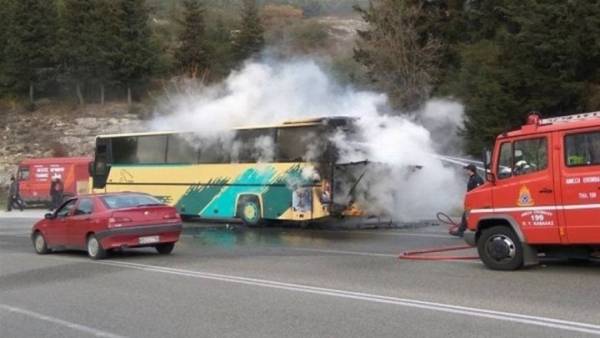 Στις φλόγες τυλίχθηκε τουριστικό λεωφορείο στην Πιερία
