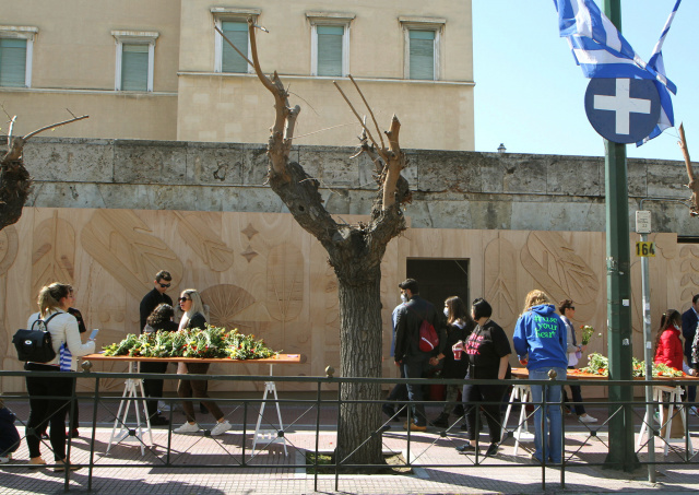 ΕΤΑΔ: Τίμησε την 25η Μαρτίου αναβιώνοντας τα ανθοπωλεία της Βουλής