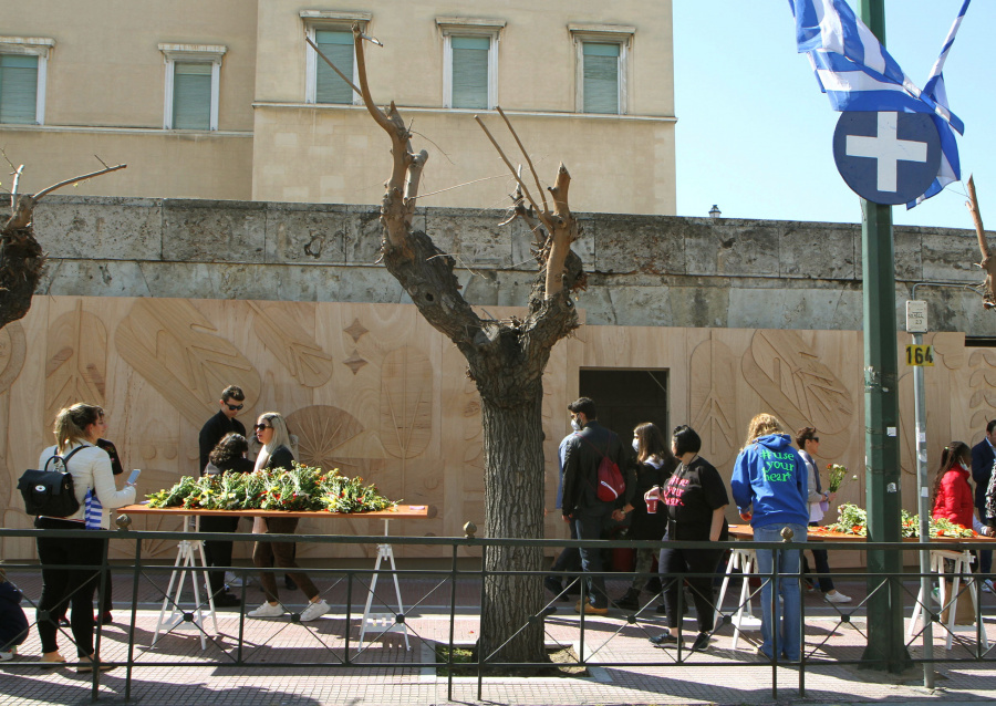 ΕΤΑΔ: Τίμησε την 25η Μαρτίου αναβιώνοντας τα ανθοπωλεία της Βουλής