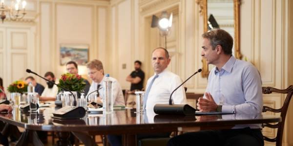 Στο... ακουστικό του ο Μητσοτάκης για λιανεμπόριο, σχολεία-Αλλεπάλληλες συσκέψεις
