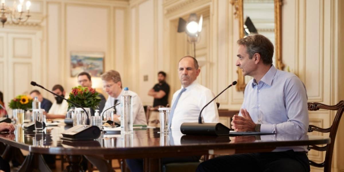 Στο... ακουστικό του ο Μητσοτάκης για λιανεμπόριο, σχολεία-Αλλεπάλληλες συσκέψεις
