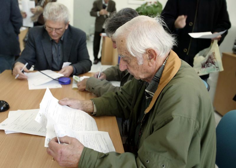 Μνημόνιο: «Στα κάγκελα» οι πολίτες-Καταργείται και το ΕΚΑΣ;