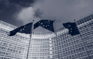 Η ΕΕ ζητά νομικές δεσμεύσεις από τις ΗΠΑ μετά το νέο δασμολογικό χτύπημα του Τραμπ