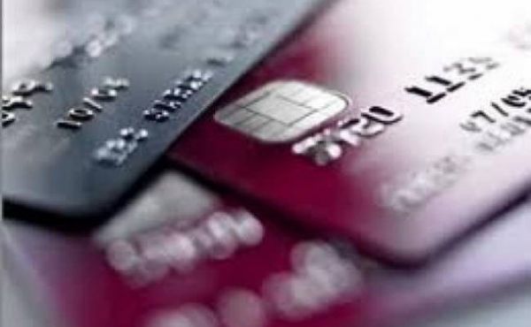 Νόμιμο το «εξωτραπεζικό» επιτόκιο στις πιστωτικές κάρτες