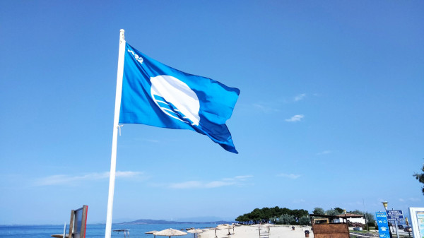 Γαλάζιες Σημαίες 2026: Η Ελλάδα σταθερά δεύτερη παγκοσμίως με 624 βραβευμένες ακτές