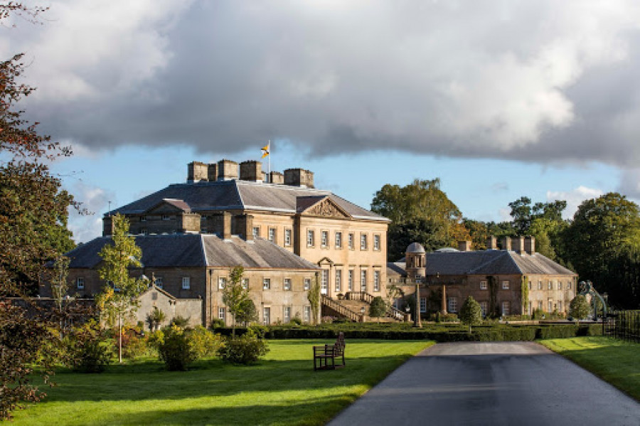 Η επίσκεψη Μητσοτάκη στο Dumfries House, το Τατόι και η αστεία θεωρία συνωμοσίας για τον τέως