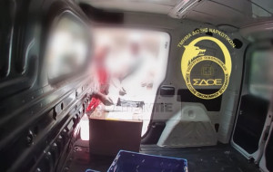 Στέλεχος του ΣΔΟΕ παρίστανε τον κούριερ και ξεσκέπασε «delivery» ναρκωτικών
