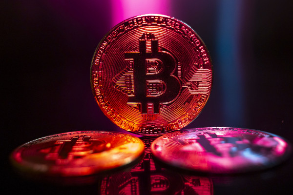 Αιμορραγούν τα crypto: Εξανεμίστηκαν τουλάχιστον $120 δισ. – Στη ζώνη των $107.000 το Bitcoin