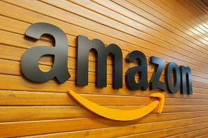 Ευρωκοινοβούλιο: Ζητά μπλοκ σε προϊόντα με σφυροδρέπανο από την Amazon