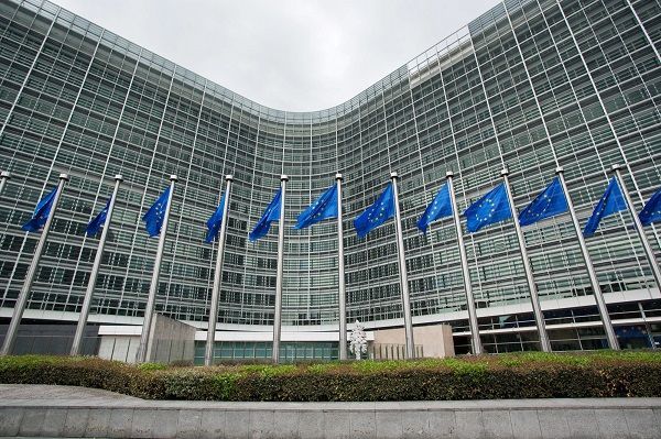 Reuters: Πρόταση Κομισιόν για σταδιακή εφαρμογή της ασφάλισης καταθέσεων